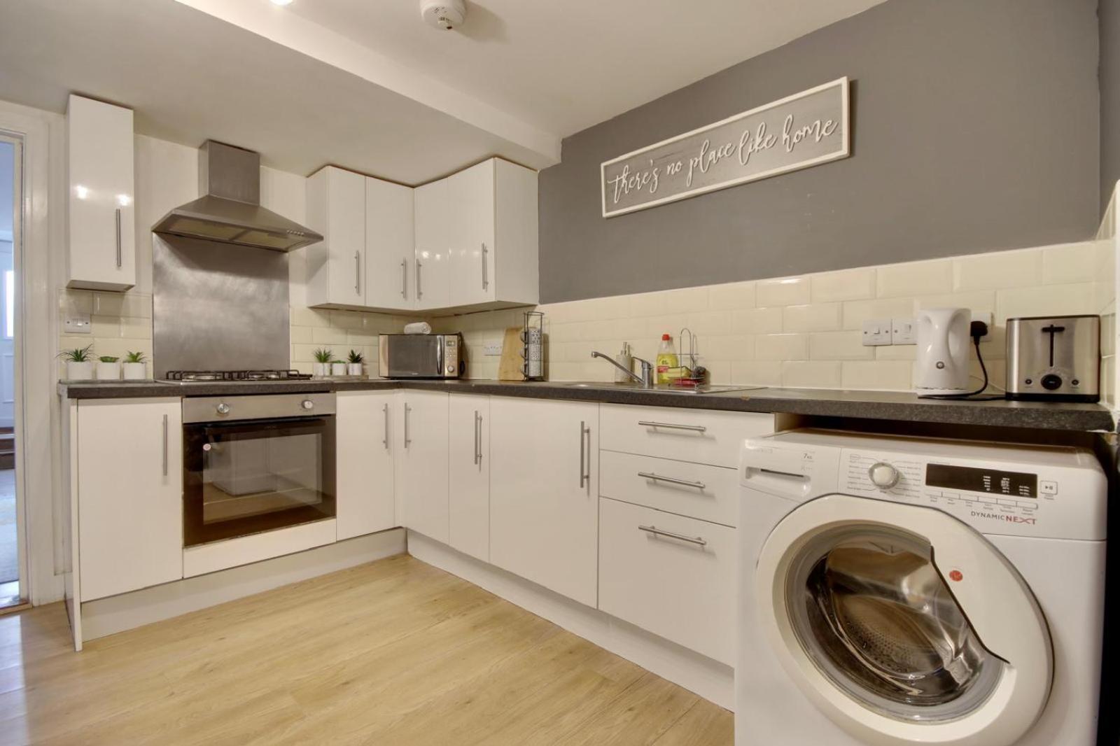 Southsea Getaway Apartment With Pool Table And Hot Tub 朴次茅斯 外观 照片